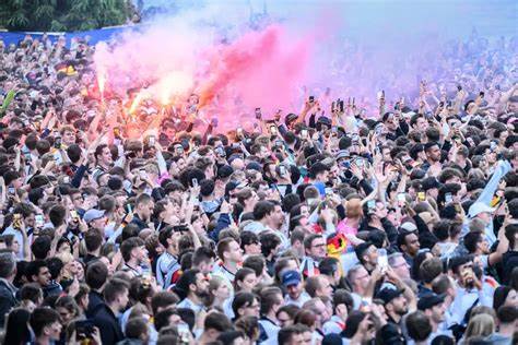 Hessen Friedliches Feiern zum EM-Start: Vereinzelt Pyrotechnik