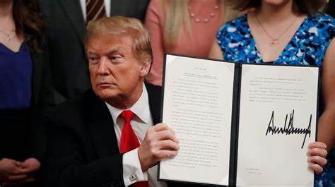 Donald Trump Signs Executive Order to Establish US Sovereign Wealth Fund, Suggests It Could Be Used Own - LatestLY