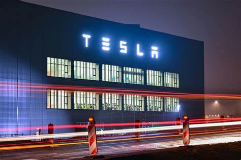 Tesla Gigafactory Grünheide: Linke kritisieren Arbeitsbedingungen und Elon Musk