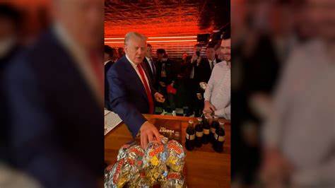 Trump Buys Burgers With Bitcoin at NYC Crypto Hangout PubKey - CoinDesk